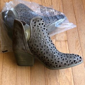 Musse & Cloud Booties 10M Gorgeous!!! NEW!